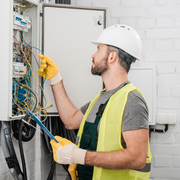 Emploi électricien : Julien, CDI-Intérimaire chez LIP témoigne !